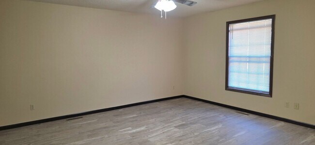 Building Photo - 2000 Square feet Duplex Southeast! $1195