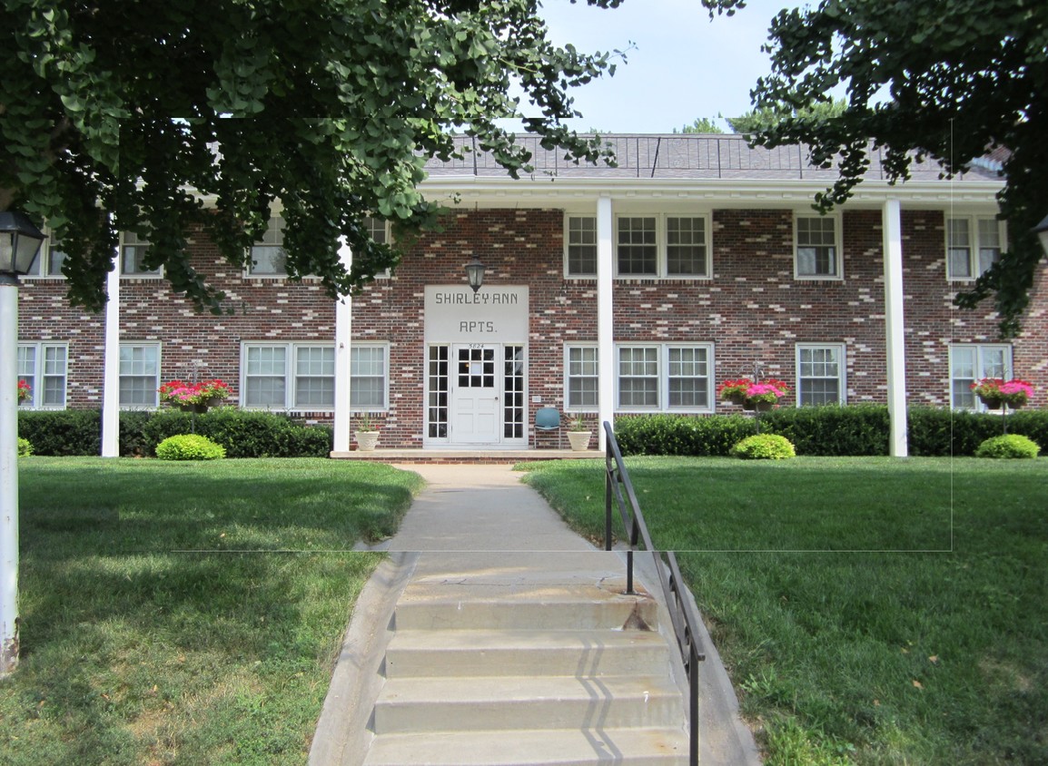 Shirley Ann les da la bienvenida. - Sandra Ann Apartments