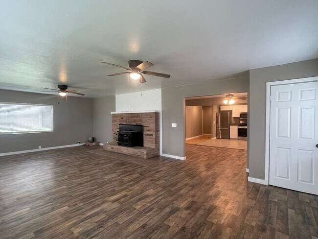 Building Photo - 3 BEDROOM 2 BATH SPACIOUS ANDERSON HOME