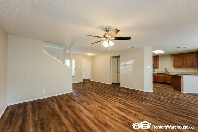 Building Photo - Large Two Storu 3 bedroom / 2.5 bathroom i...