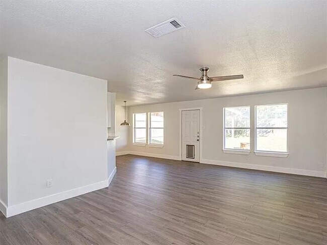 Building Photo - SPECIAL AND COZY FAMILY ABODE