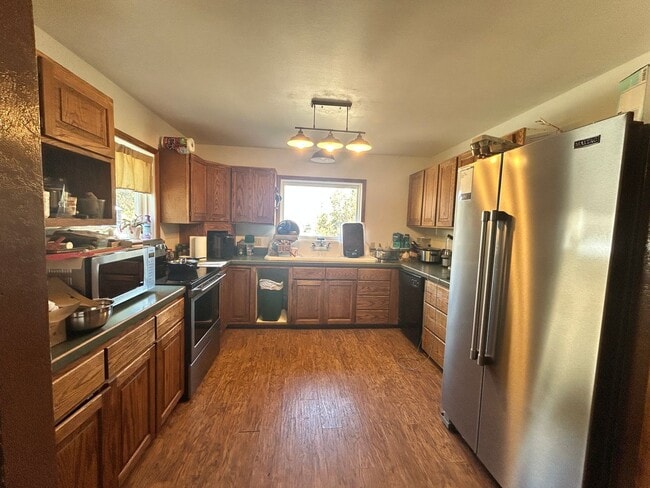 Building Photo - Large 5 bed 2.5 bath in peaceful county se...