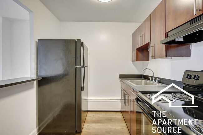 Building Photo - 441 W Oakdale Ave