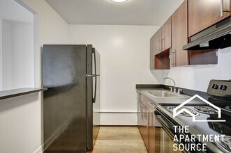 Building Photo - 441 W Oakdale Ave