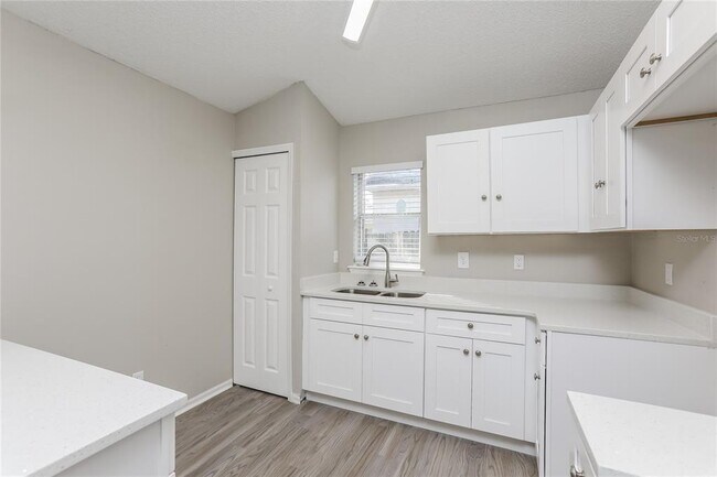 Foto del edificio - 6250 Kaieteur Ln