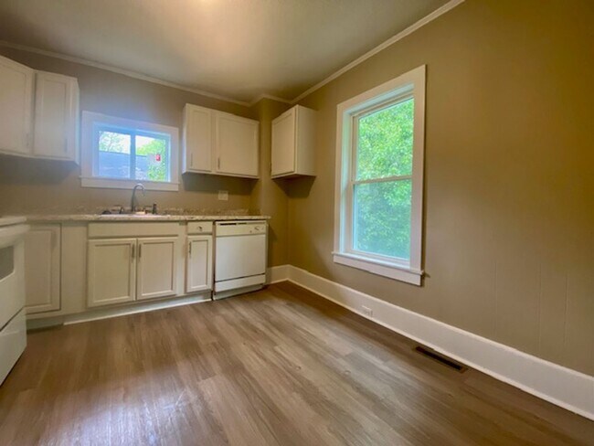 Foto del edificio - 5 min to downtown Concord - 2 bed, 2 bath Bungalow