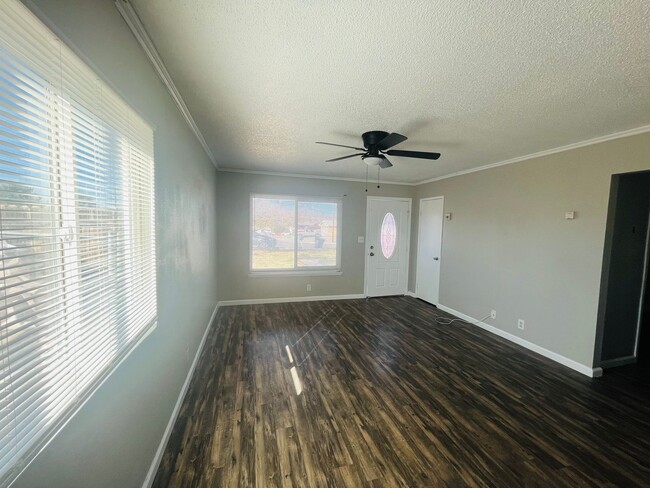 Building Photo - 3 Bedroom 2 Bathroom Home!