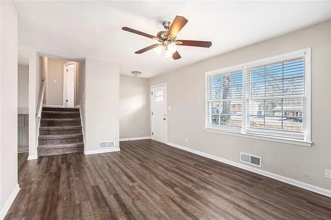 Building Photo - 2625 Crestdale Cir SE