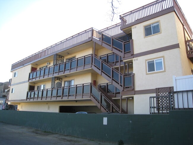 Building Exterior (new paint) - 851 Cypress Ave House