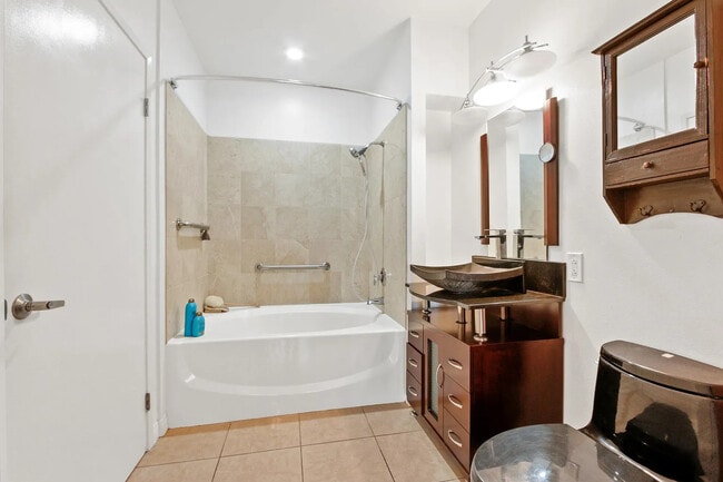 Building Photo - 488 E Ocean Blvd