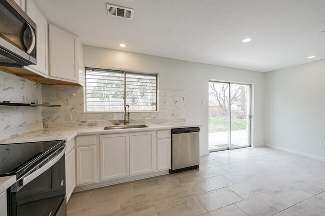 Building Photo - 2114 Shasta Dr