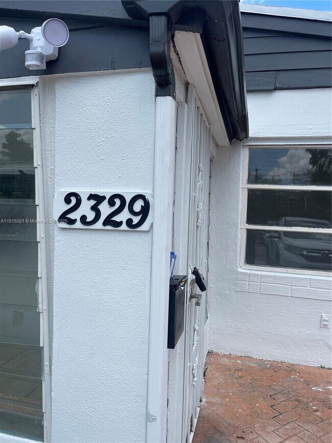 Foto del edificio - 2329 NE 173rd St