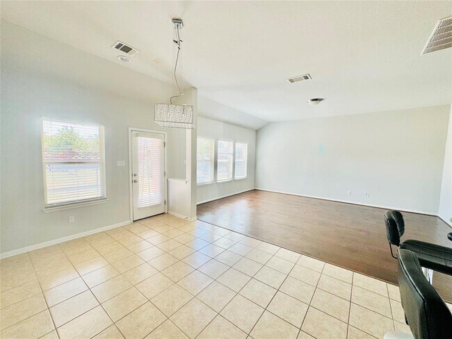 Building Photo - 1524 Daylily Loop