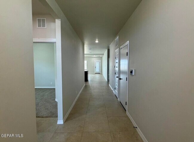 Foto del edificio - 7409 Scarlet Oak Pl