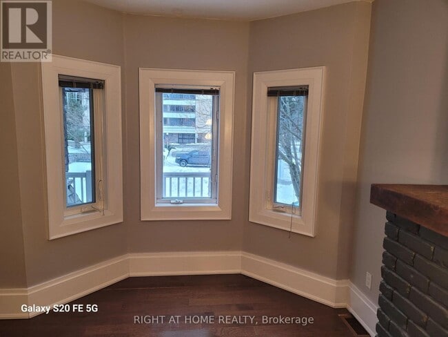 Building Photo - 302 Glenlake Ave