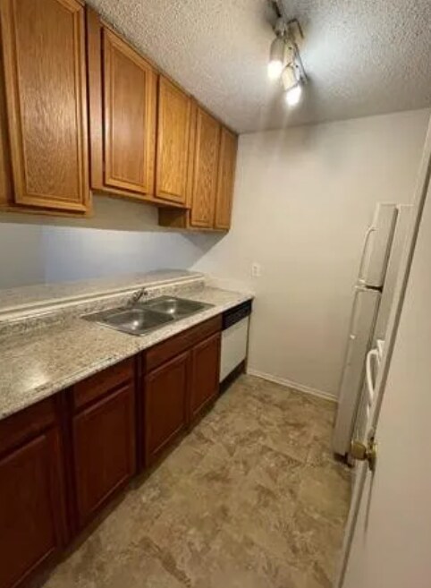 Foto del edificio - 2200 E Trinity Mls Rd