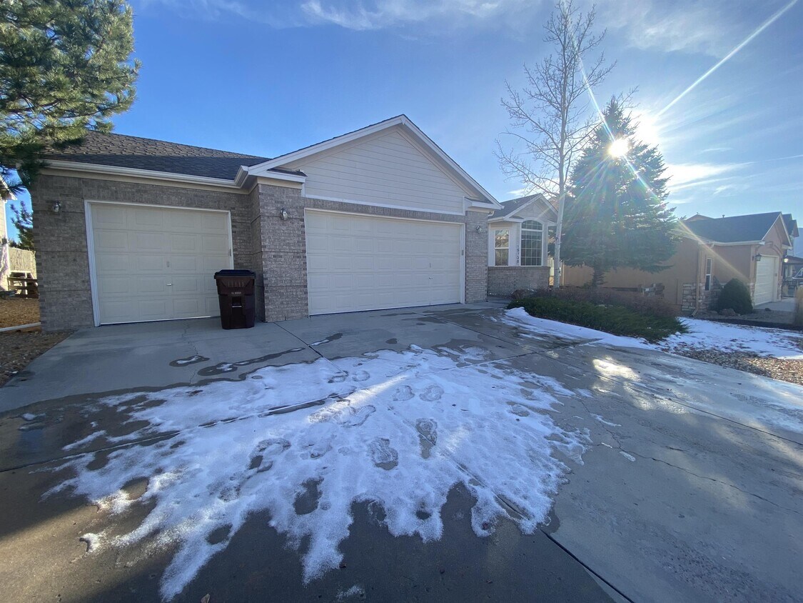 Primary Photo - 15738 James Gate Pl