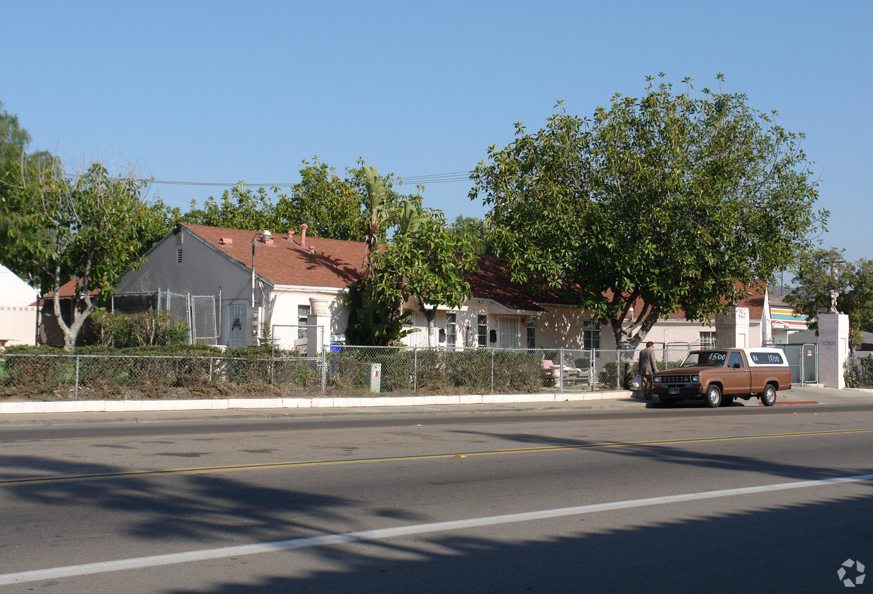 Building Photo - 201-209 San Ysidro Blvd