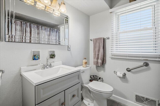 Baño inferior - 4431 N 62nd St