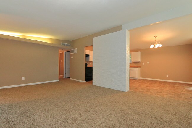 Building Photo - 15 Holly Ln
