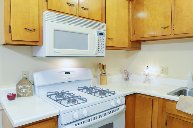 Gas range/Kitchen - Somerset Manor East Apartments