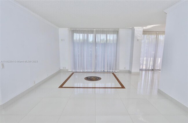 Building Photo - 3500 Mystic Pointe Dr