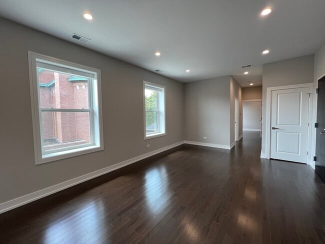 Building Photo - 4927 N Claremont Ave