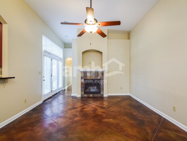 Foto del edificio - 2406 Lake Garden Dr