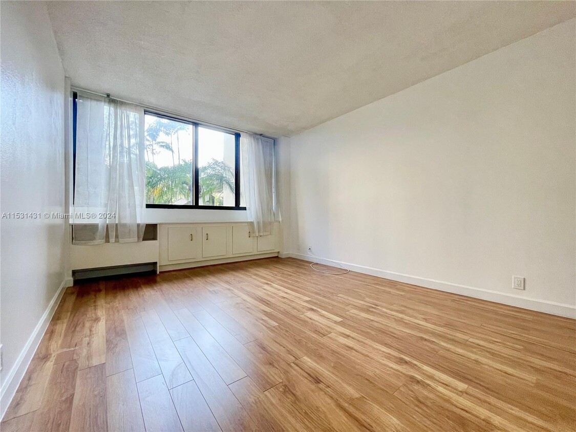 Primary Photo - 520 Brickell Key Dr