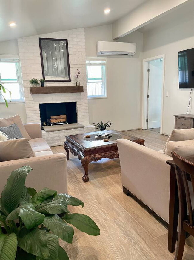 Building Photo - North Clairemont - Private Primary Suite & Outdoor Patio, Utilities Included