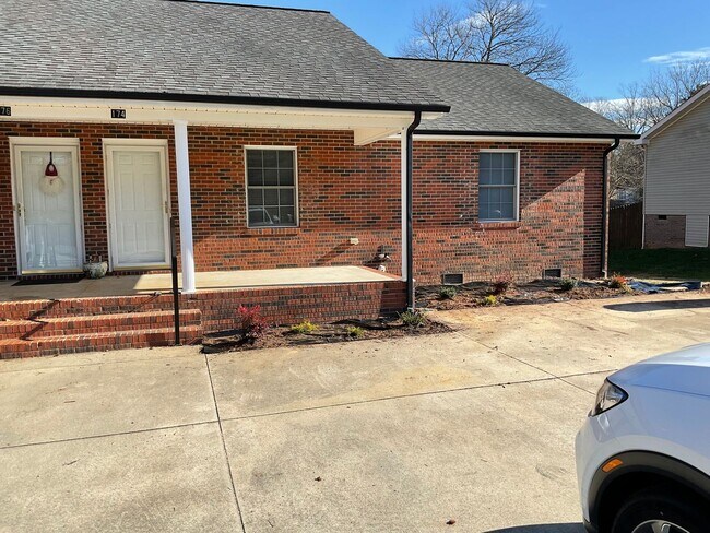 Building Photo - Duplex with 2 bedrooms, 1 bath