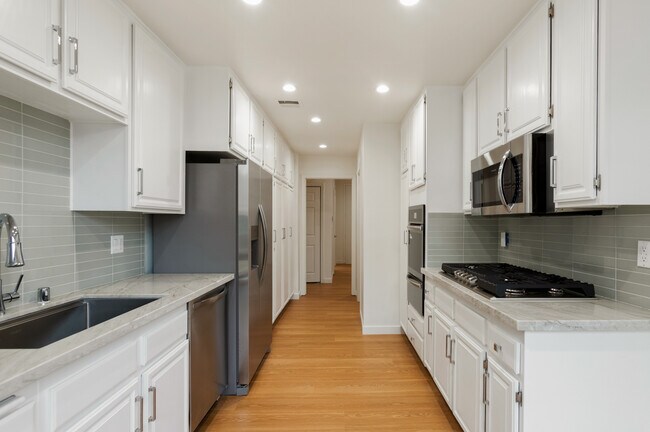 Foto del edificio - 200 N Almont Dr