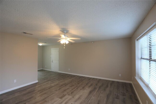 Building Photo - 272 Buttercup Ln