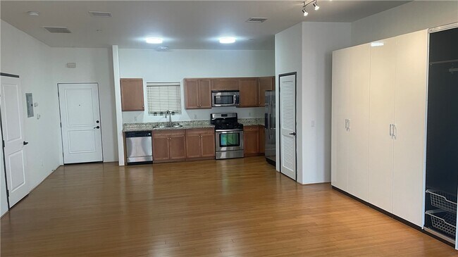 Foto del edificio - 255 W 7th St