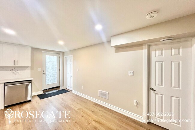 Photo du bâtiment - Modern 2-Bedroom Lower Unit in Northwest L...