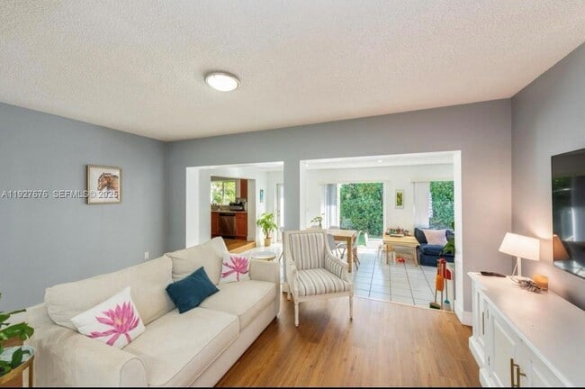 Foto del edificio - 819 Capri St