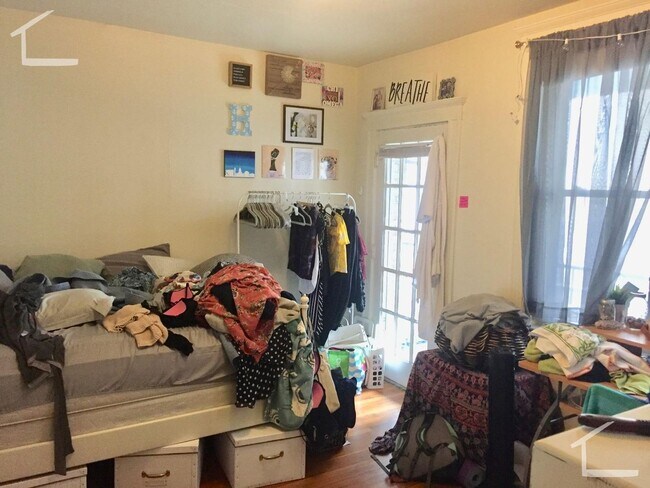 Building Photo - Large Unit in Brighton. Heat, Hot Water In...