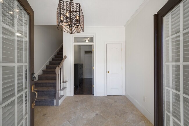 Entry w/closet & storage - 2603 Oglethorpe Cir NE
