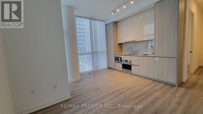 Building Photo - 8 Interchange Wy