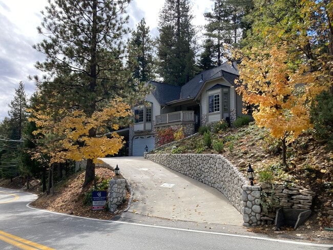 Building Photo - Charming Mountain Retreat across from Golf Course