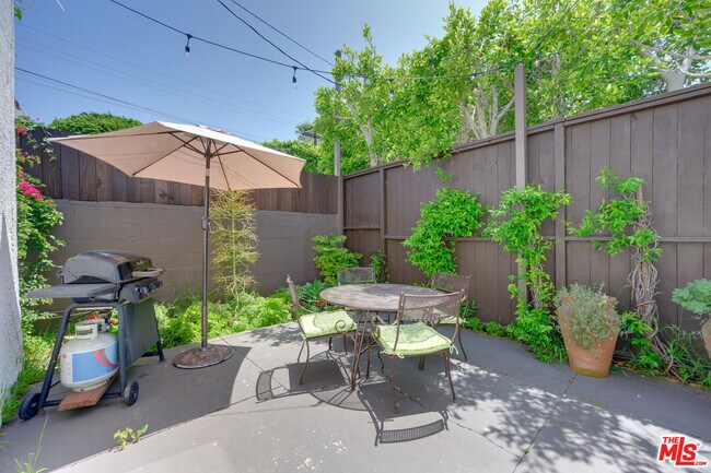 Foto del edificio - 8704 Ashcroft Ave