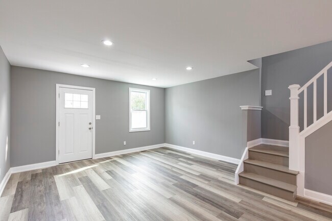 Building Photo - 454 Old Elm St