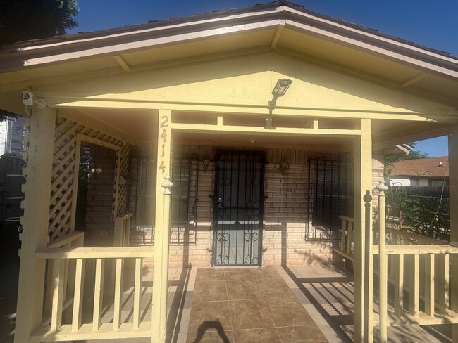 Building Photo - 2414 Sanders Ave