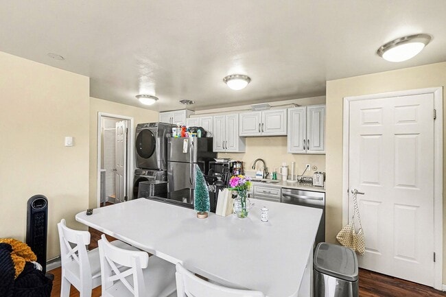 Building Photo - 5 bedroom and 4 bathrooms!! University Hill