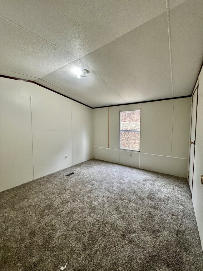 Building Photo - "Charming 3 Bed, 2 Bath Mobile Home in Pal...