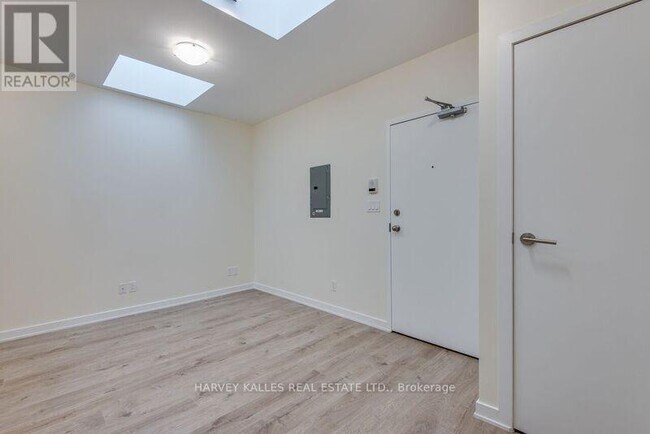 Photo du bâtiment - 1216 St Clair Ave W