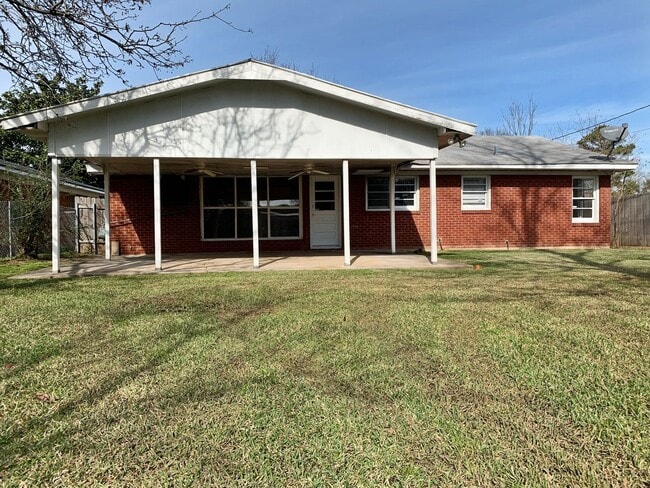 Building Photo - 3 Bedroom 1 Bath Home