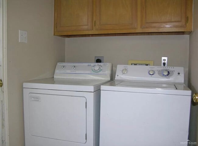 Building Photo - 613 La Mancha Dr