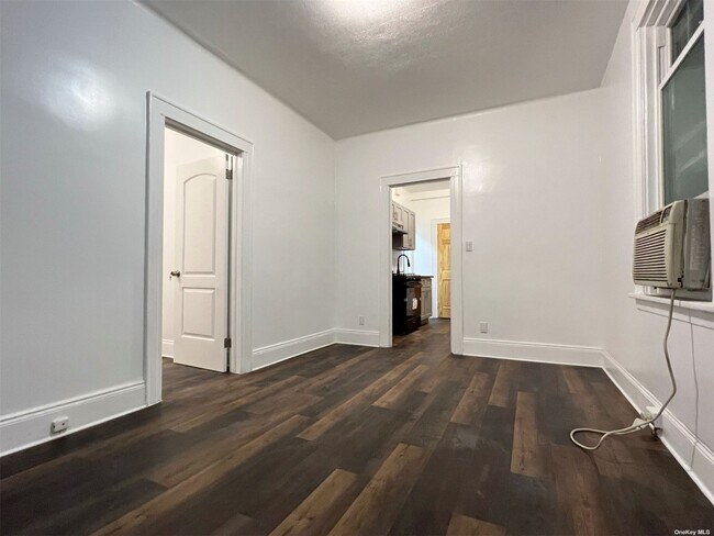 Foto del edificio - 61-46 56th Ave