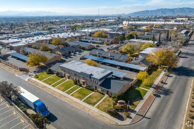 La Plaza Apartments - La Plaza